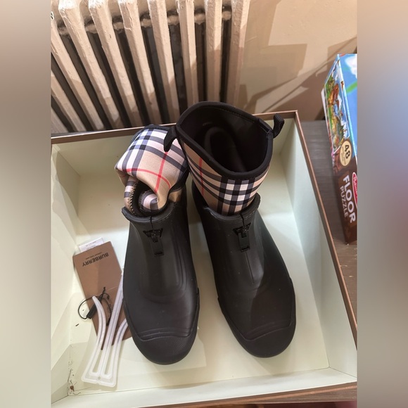 Burberry rain boots - Picture 4 of 4